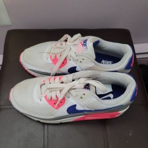 Womens Size 7.5 Nike sneakers in great condition